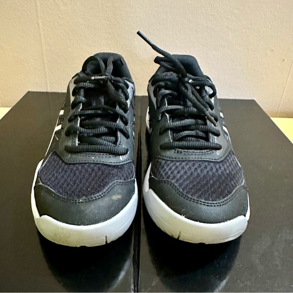 Asics Women’s Upcourt 5 Black Silver Court Shoes Size 7.5 - Picture 2 of 9